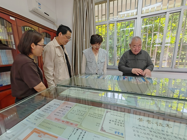 路桥图书馆罗玲君馆长率队来访
