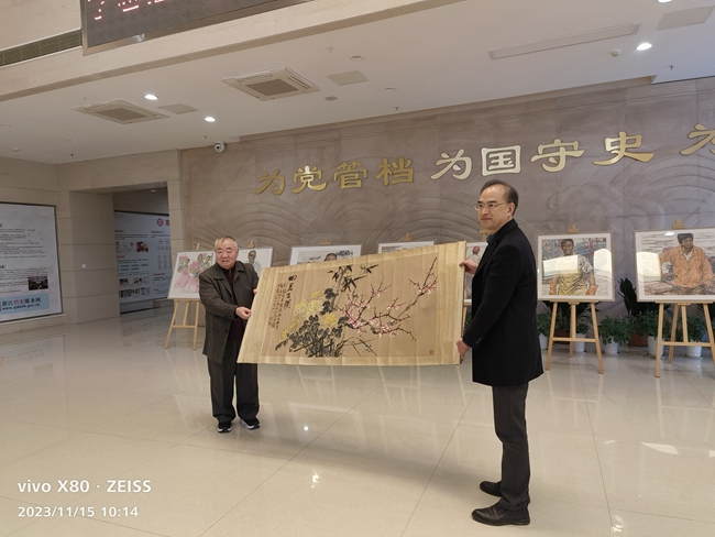 向三门县档案馆捐赠俞圣祺先生国画“四君子图”